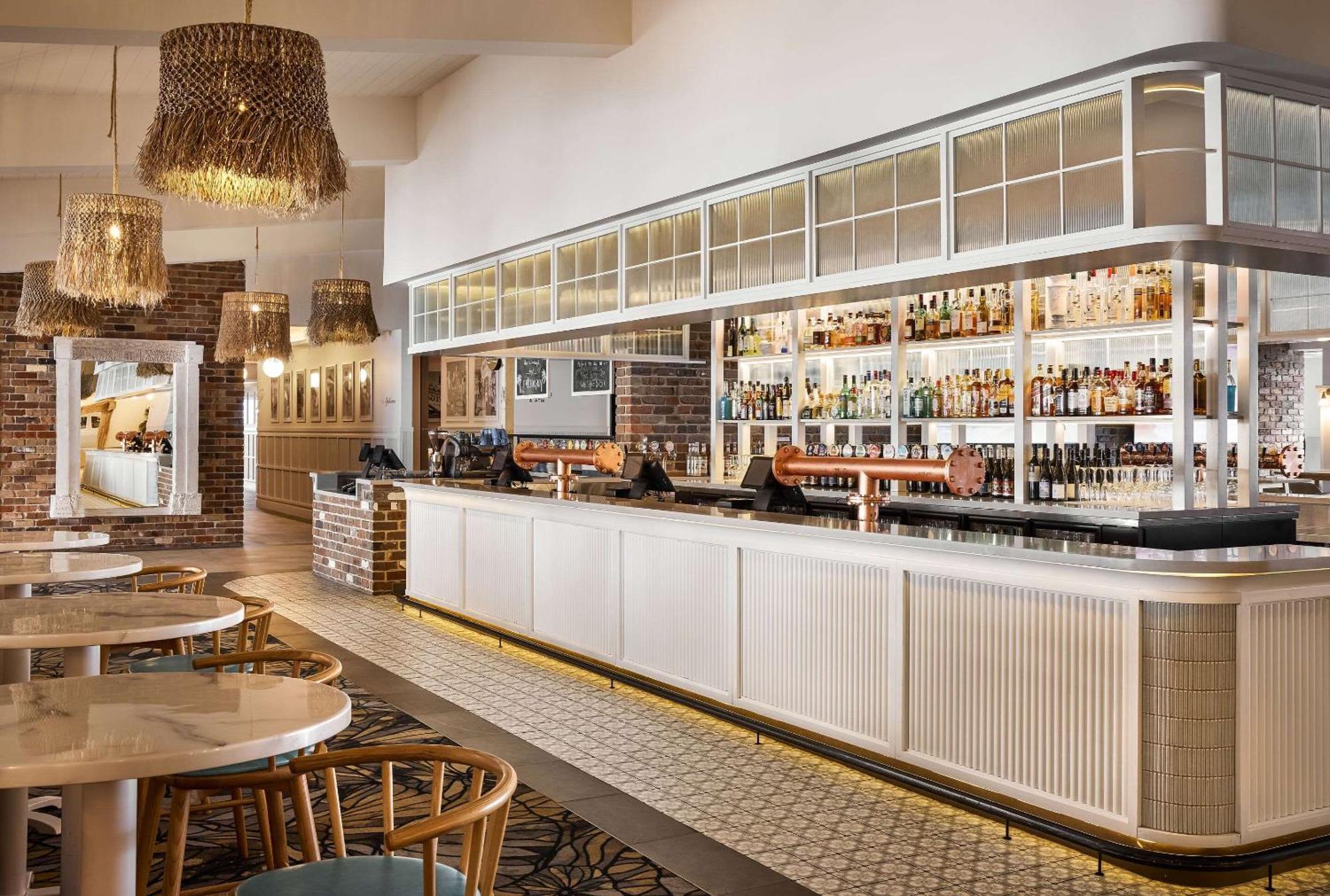 The Beachcomber Hotel & Resort, Ascend Hotel Collection Toukley Exterior foto The bar at the River Cottage Cafe