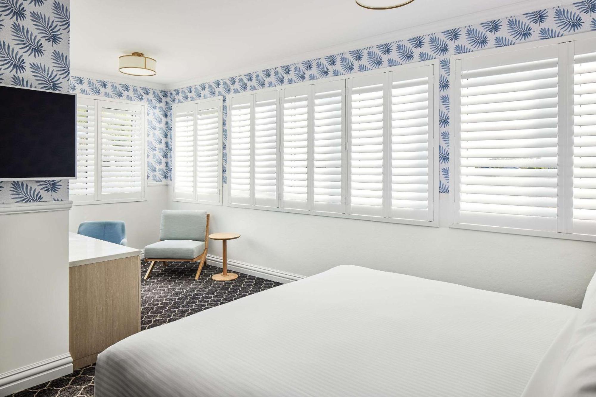 The Beachcomber Hotel & Resort, Ascend Hotel Collection Toukley Exterior foto A bedroom with shutters