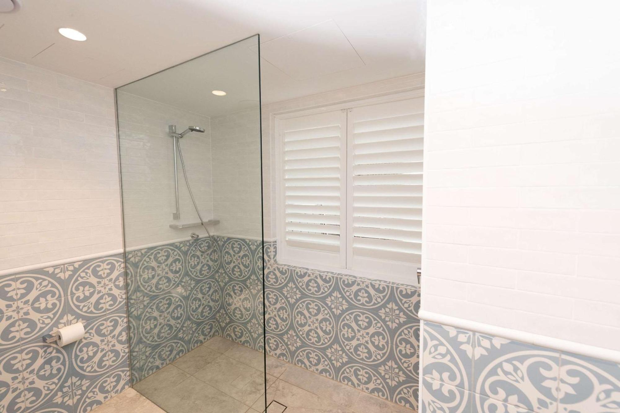 The Beachcomber Hotel & Resort, Ascend Hotel Collection Toukley Exterior foto Bathroom shutters