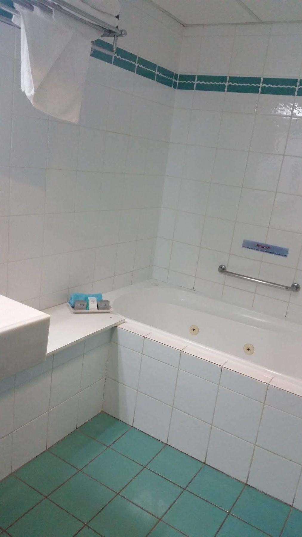 The Beachcomber Hotel & Resort, Ascend Hotel Collection Toukley Exterior foto A bathtub in a hotel