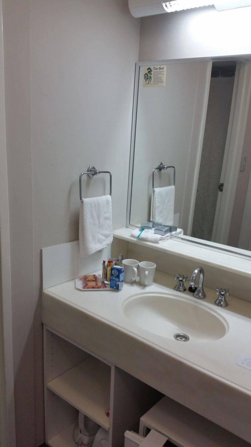 The Beachcomber Hotel & Resort, Ascend Hotel Collection Toukley Exterior foto A typical bathroom in a hotel room