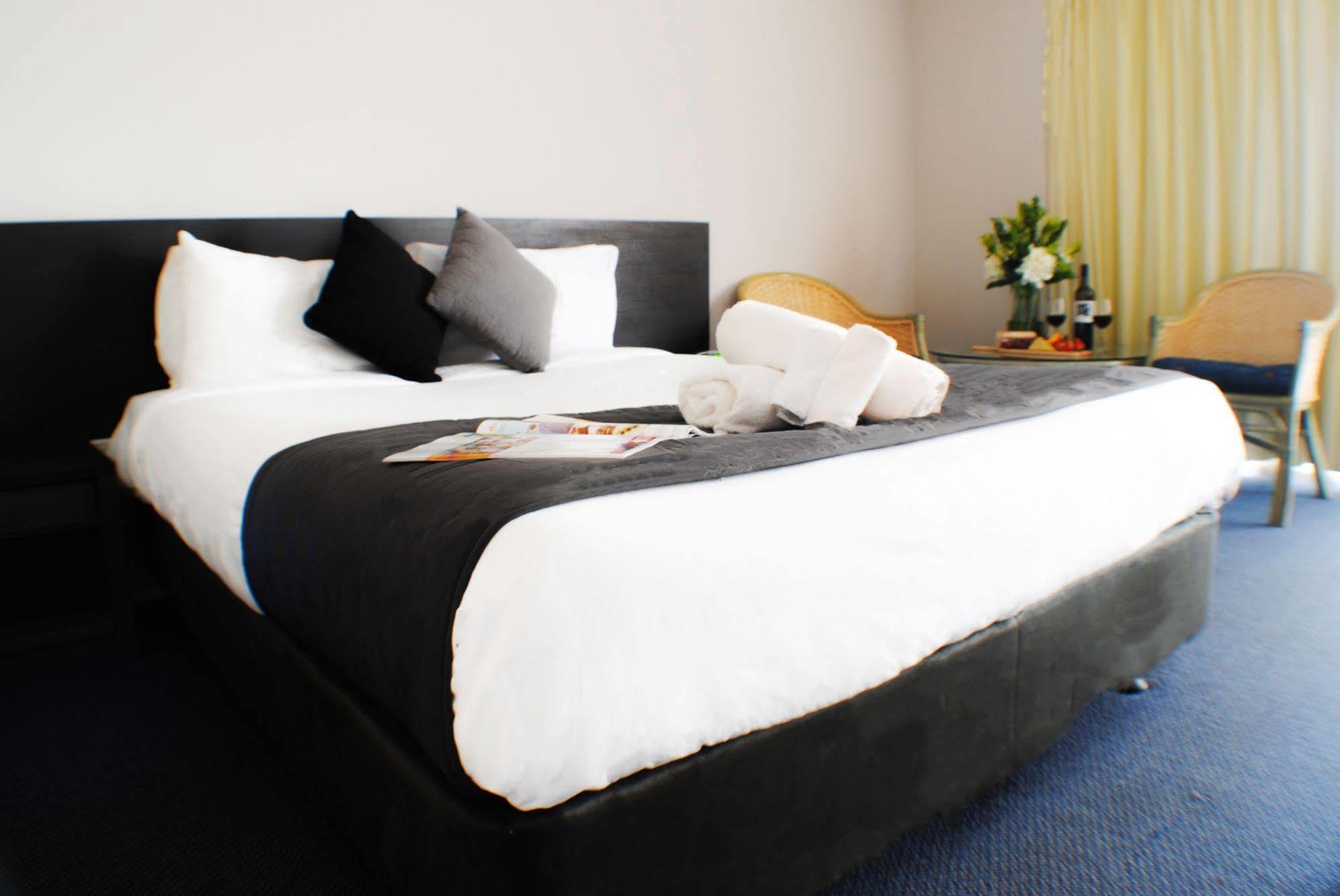 The Beachcomber Hotel & Resort, Ascend Hotel Collection Toukley Exterior foto A bed