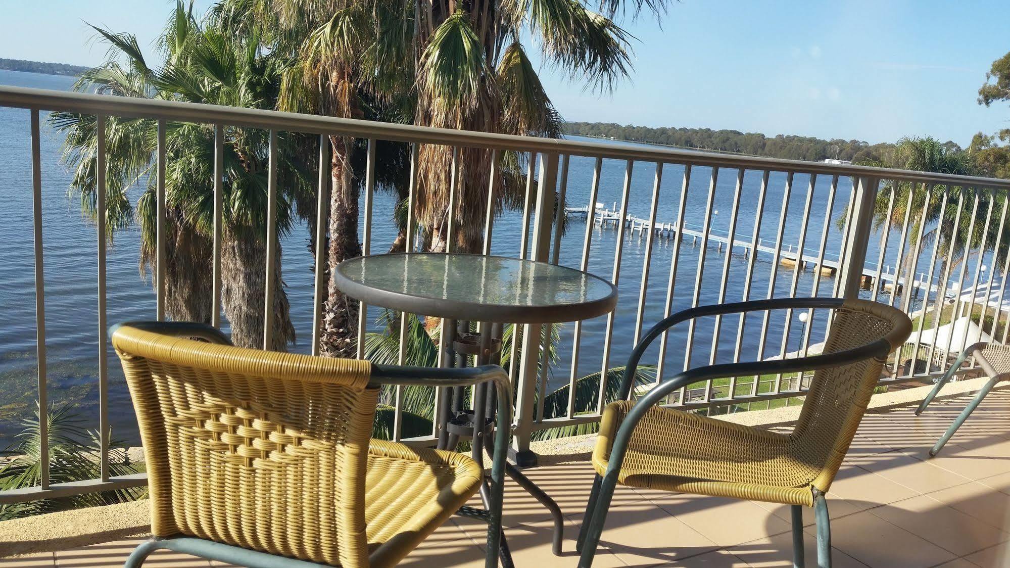 The Beachcomber Hotel & Resort, Ascend Hotel Collection Toukley Exterior foto View of the Gulf of Mexico from the balcony of a hotel room at the Lake Marion Resort